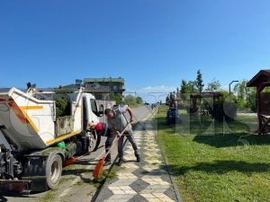 B�y�k�ehirden ot bi�me ve temizlik mesaisi