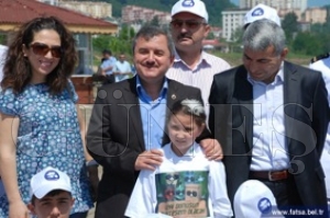 KAYMAKAM VE BAŞKAN ÖĞRENCİLERLE ÇÖP TOPLADI KAYMAKAM VE BAŞKAN ÖĞRENCİLERLE ÇÖP TOPLADI