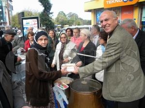 CHP’DEN VATANDAŞLARA AŞURE İKRAMI CHP’DEN VATANDAŞLARA AŞURE İKRAMI