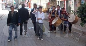 RAMAZAN DAVULCULARI BAHŞİŞ İÇİN İŞ BAŞINDA RAMAZAN DAVULCULARI BAHŞİŞ İÇİN İŞ BAŞINDA