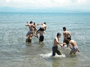Denize akın ettiler Denize akın ettiler