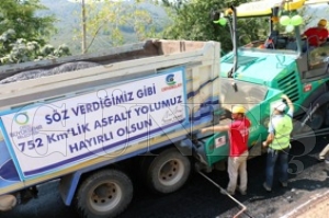İHALENİN İLK SICAK ASFALTI DÖKÜLDÜ İHALENİN İLK SICAK ASFALTI DÖKÜLDÜ