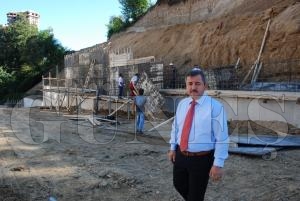 DOLMUŞ YOLUNDA PERDE DUVAR ÇALIŞMASI YAPILIYOR DOLMUŞ YOLUNDA PERDE DUVAR ÇALIŞMASI YAPILIYOR
