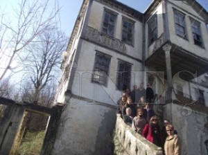 SARI TUR DURMAK BİLMİYOR SARI TUR DURMAK BİLMİYOR