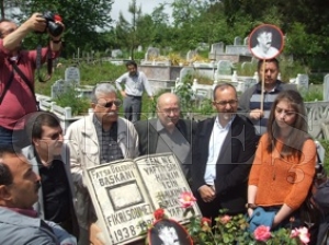 Eski Fatsa Belediye Başkanı Fikri Sönmez Mezarı başında anıldı Eski Fatsa Belediye Başkanı Fikri Sönmez Mezarı başında anıldı