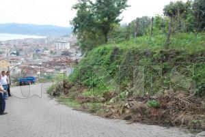 SEVİNCER SOKAKTA YOLA TAŞAN TOPRAK TEMİZLENDİ SEVİNCER SOKAKTA YOLA TAŞAN TOPRAK TEMİZLENDİ