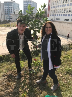 Farklı öğretmenler günü kutlaması yaptılar 40 Öğretmene, 40 ayrı Fidan verildi Farklı öğretmenler günü kutlaması yaptılar 40 Öğretmene, 40 ayrı Fidan verildi