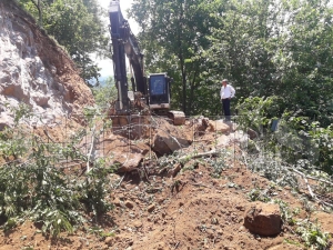 Kırsal mahallelerde yol genişletme çalışmaları sürüyor Kırsal mahallelerde yol genişletme çalışmaları sürüyor