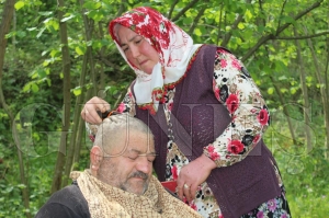 EŞİNİ FINDIK BAHÇESİNDEKİ TRAŞ ETTİ EŞİNİ FINDIK BAHÇESİNDEKİ TRAŞ ETTİ