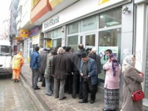 ATM'ler nnde  Bayram Kuyruu