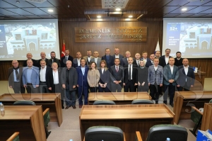 Başkan Kibar meclis üyelerini plaketle onurlandırdı Başkan Kibar meclis üyelerini plaketle onurlandırdı