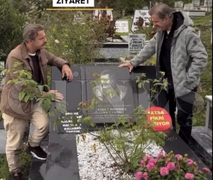 Terzi Fikri� oyununun oyuncular�ndan Fikri S�nmez�in mezar�na ziyaret
