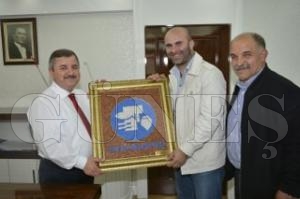 BAKAN ANLAYAN'A FINDIK KABUUYLA LENM TABLO  HEDYE ETT