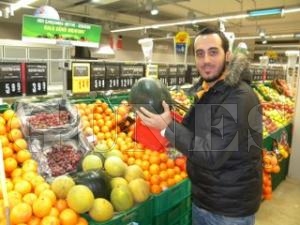 Karpuz, ilek ve can erik pazarda...