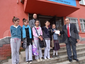 Geyikçeli İlköğretim Okulu öğrencileri, Mehmetçik Vakfı'na bağış yaptı Geyikçeli İlköğretim Okulu öğrencileri, Mehmetçik Vakfı'na bağış yaptı