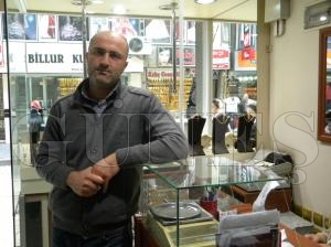 ALTIN BİR İNİP BİR ÇIKIYOR ALTIN BİR İNİP BİR ÇIKIYOR