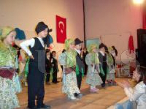 MİNİK ÖĞRENCİLERİN GÖSTERİLERİ İZLEYİCİLERİ BÜYÜLEDİ MİNİK ÖĞRENCİLERİN GÖSTERİLERİ İZLEYİCİLERİ BÜYÜLEDİ