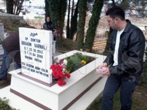 OP.DR. İBRAHİM VARNALI MEZARI BAŞINDA ANILDI OP.DR. İBRAHİM VARNALI MEZARI BAŞINDA ANILDI