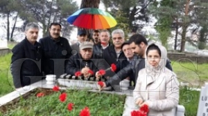 ERTAN SARIHAN MEZARI BAŞINDA ANILDI ERTAN SARIHAN MEZARI BAŞINDA ANILDI