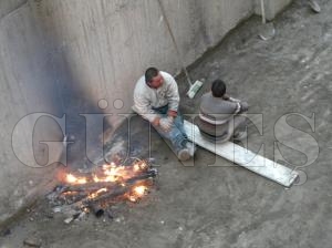 İnşaat İşçilerinin Soğukla Mücadelesi İnşaat İşçilerinin Soğukla Mücadelesi