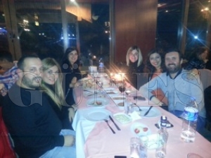 YENİ YAŞINI ARKADAŞLARIYLA KUTLADI YENİ YAŞINI ARKADAŞLARIYLA KUTLADI
