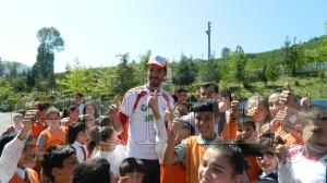 DÜNYA GEZGİNİ İSPANYOL İSLAMDAĞ İLKÖĞRETİM OKULU’NU ZİYARET ETTİ DÜNYA GEZGİNİ İSPANYOL İSLAMDAĞ İLKÖĞRETİM OKULU’NU ZİYARET ETTİ