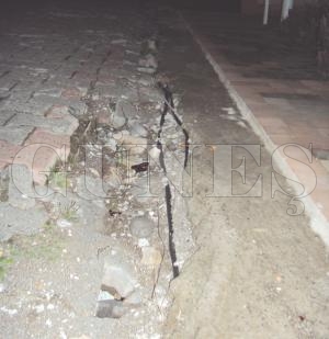 AÇIKTAKİ KABLOLAR TEHLİKE SAÇIYOR AÇIKTAKİ KABLOLAR TEHLİKE SAÇIYOR