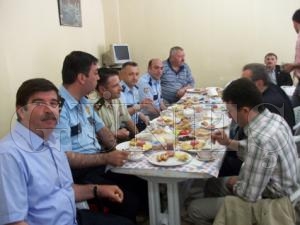 DOLMUŞCULAR İLE TRAFİKÇİLER BİR ARAYA GELDİ DOLMUŞCULAR İLE TRAFİKÇİLER BİR ARAYA GELDİ
