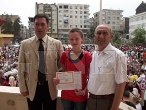 ÖĞRENCİLERİN KARNE SEVİNCİ ÖĞRENCİLERİN KARNE SEVİNCİ