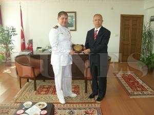 DENİZ KURMAY YARBAY F. YAVUZ URAS'DAN KAYMAKAM YURDAER'E ZİYARET DENİZ KURMAY YARBAY F. YAVUZ URAS'DAN KAYMAKAM YURDAER'E ZİYARET