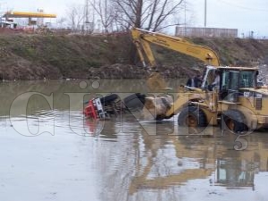 DEREDE BATAN KAMYONU  KEPE VE DOZER  KURTARDI