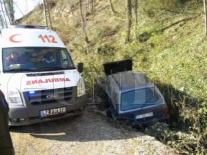 Lastii kan Otomobil arampole oturdu: 4 Yaral