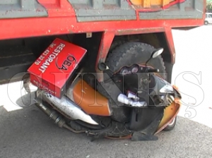 MOTORSİKLET KAMYON TEKERİNİN ALTINDA KALDI… MOTORSİKLET KAMYON TEKERİNİN ALTINDA KALDI…