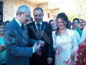 KILIÇDAROĞLU, TÜLAY VE YÜKSEL ÇİFTİNİN NİŞAN YÜZÜKLERİNİ TAKTI KILIÇDAROĞLU, TÜLAY VE YÜKSEL ÇİFTİNİN NİŞAN YÜZÜKLERİNİ TAKTI