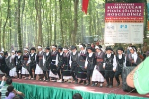 KEMERBURGAZ'DA DÜZENLENEN GELENEKSEL PİKNİK ŞÖLENİ, KUMRULULARI BİR ARAYA GETİRDİ KEMERBURGAZ'DA DÜZENLENEN GELENEKSEL PİKNİK ŞÖLENİ, KUMRULULARI BİR ARAYA GETİRDİ