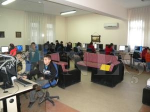Öğrenciler Kütüphanedeki İnternet Bölümünden Çok Memnun Öğrenciler Kütüphanedeki İnternet Bölümünden Çok Memnun