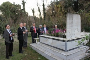 Ahirete intikal eden retmenler mezarlar banda anld