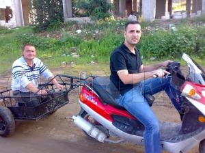 MOTOSİKLETİN ARKASINA TAKTIRDIĞI RÖMÖRKLA PARA KAZANIYOR MOTOSİKLETİN ARKASINA TAKTIRDIĞI RÖMÖRKLA PARA KAZANIYOR