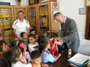 Minik Öğrencilerden Müdür Amcalarına Çiçek Minik Öğrencilerden Müdür Amcalarına Çiçek