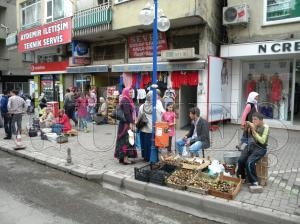 FİYATLAR NE OLURSA OLSUN VATANDAŞ İNCİRİ SEVİYOR VE ALIYOR