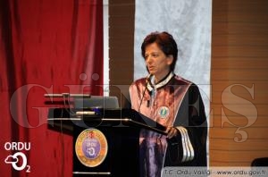 Doent  nvan alan Grol zcreye  cbbesini Ordu niversitesi Rektr Prof. Dr. Tark Yarlga giydirdi