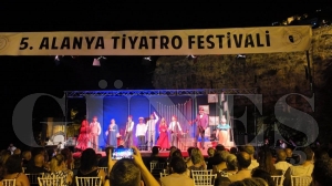 �Bir �ehnaz oyun� Alanya�da tiyatroseverlerle bulu�tu