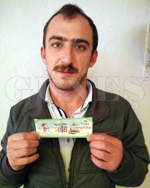 Satın Aldığı Çeyrek Bilete 5 Milyon TL İsabet Eden TIR Şoförü, Hayalindeki Otomobile Sahip Oldu Satın Aldığı Çeyrek Bilete 5 Milyon TL İsabet Eden TIR Şoförü, Hayalindeki Otomobile Sahip Oldu