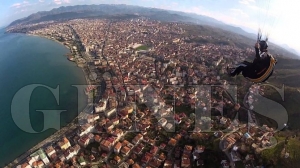 Yamaç Paraşütüne 'Uçak' Engeli Yamaç Paraşütüne 'Uçak' Engeli