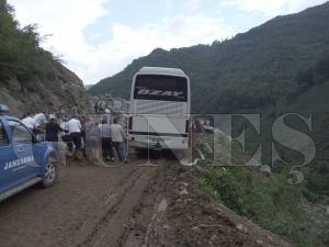 UÇURUMDAN OTOBÜSÜ, HALATLA KURTARDILAR UÇURUMDAN OTOBÜSÜ, HALATLA KURTARDILAR