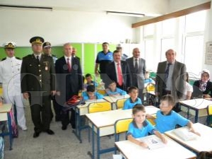 TOPLUM DESTEKLİ POLİS BÜRO AMİRLİĞİ’NDEN ÖĞRENCİLERE HEDİYE TOPLUM DESTEKLİ POLİS BÜRO AMİRLİĞİ’NDEN ÖĞRENCİLERE HEDİYE