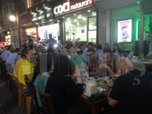 Readiye Caddesi Esnaflar Geleneksel ftarda Bulutular