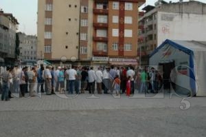 lk ftarda Binlerce Kii Birlikte Oru At