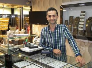 Kuyumcu Sadettin Sade “ELİNDE ALTINI BULUNAN VATANDAŞLARIMIZ BEKLETSİN” Kuyumcu Sadettin Sade “ELİNDE ALTINI BULUNAN VATANDAŞLARIMIZ BEKLETSİN”