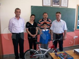 BAŞARILI ÖĞRENCİ ÖDÜLLENDİRİLDİ BAŞARILI ÖĞRENCİ ÖDÜLLENDİRİLDİ